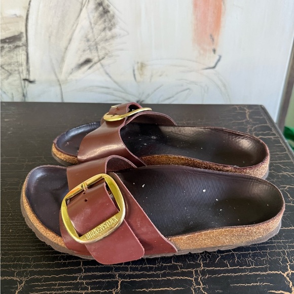 Gold and Brown Leather Sandals with Buckle Closure - Picture 4 of 13